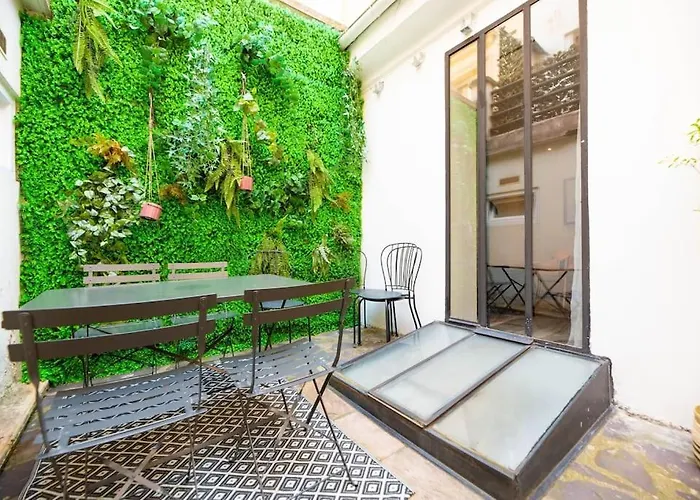 Maison De Charme Avec Terrasse Parigi